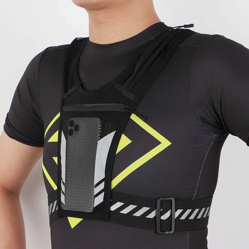 Reflective vest for running, walking, exercising, general training, for men and women, 01 piece with adjustable strap and pocket for keys, cell phone and compartment for water bottle.